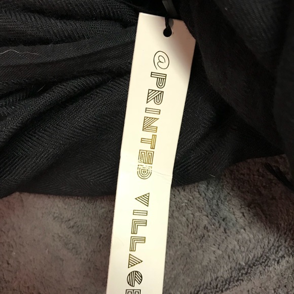 Black and gold scarf. Never worn - Picture 2 of 2